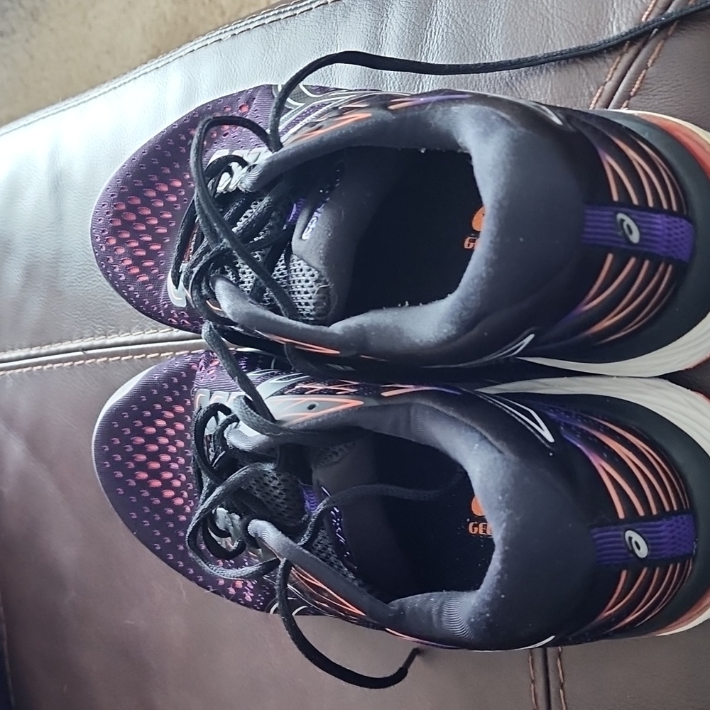 Asics brand womens tennis shoes. 9.5